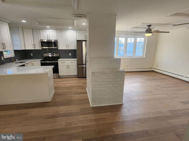 47 STRAWBERRY LN, Levittown, PA 19055