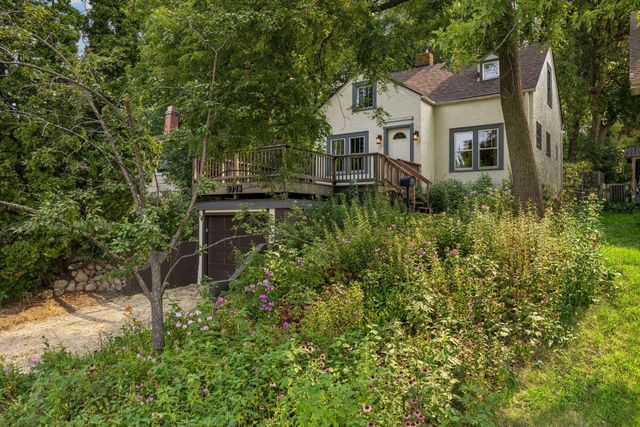 2720 McNair Drive N, Robbinsdale, MN 55422