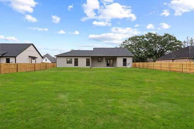 5270 Highlander Drive, Orange, TX 77630