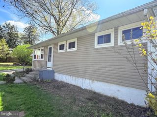 6 CIRCLE DR, Reading, PA 19606