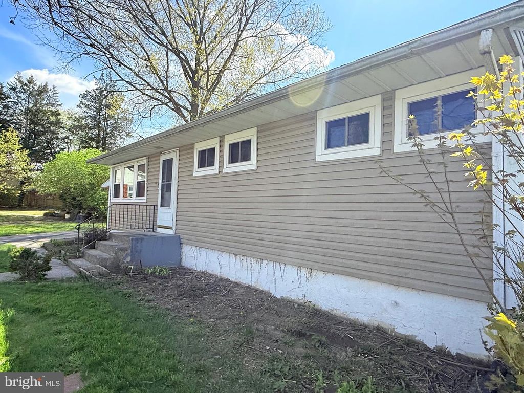 6 CIRCLE DR, Reading, PA 19606