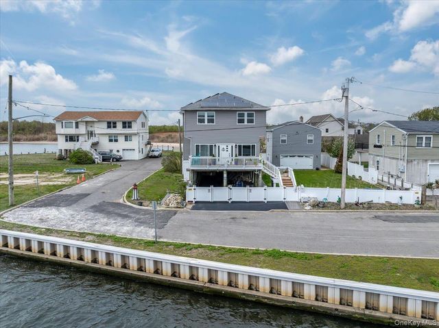 981 S 4th Street, Lindenhurst, NY 11757