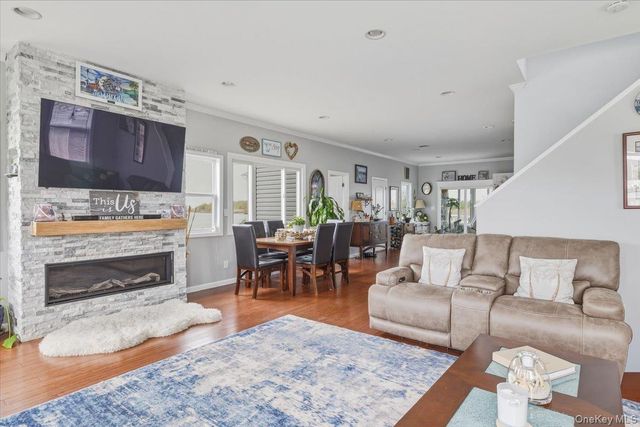 981 S 4th Street, Lindenhurst, NY 11757