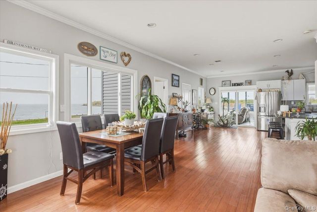 981 S 4th Street, Lindenhurst, NY 11757