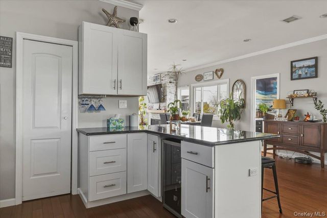 981 S 4th Street, Lindenhurst, NY 11757