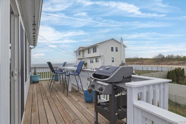 981 S 4th Street, Lindenhurst, NY 11757