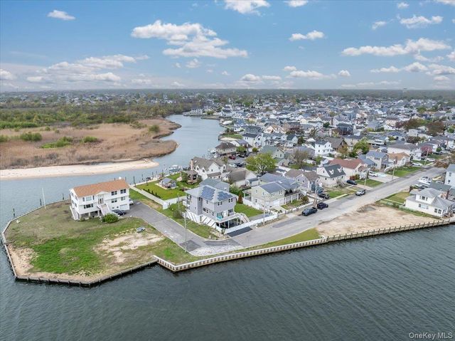 981 S 4th Street, Lindenhurst, NY 11757