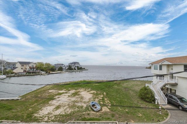 981 S 4th Street, Lindenhurst, NY 11757