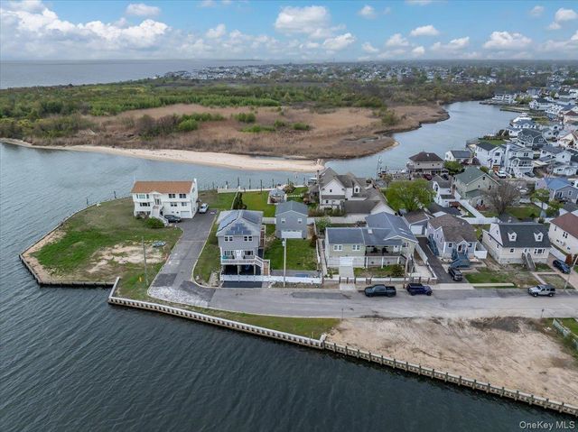 981 S 4th Street, Lindenhurst, NY 11757