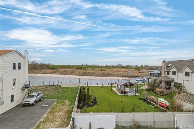981 S 4th Street, Lindenhurst, NY 11757