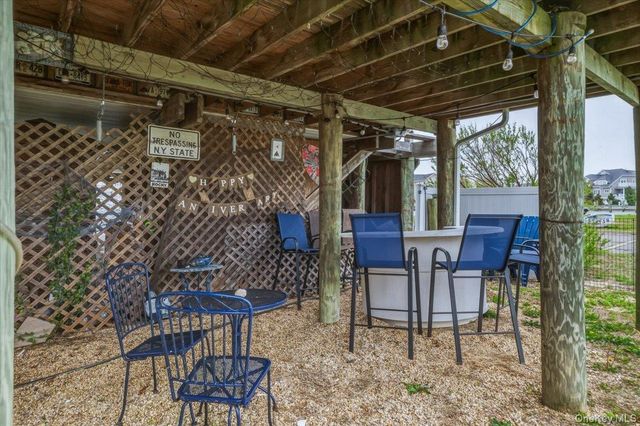 981 S 4th Street, Lindenhurst, NY 11757
