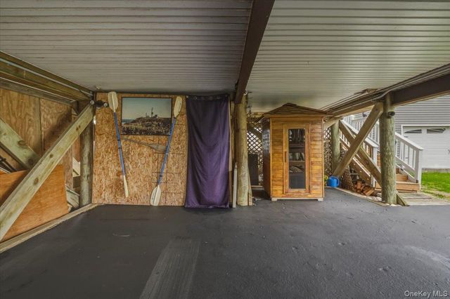 981 S 4th Street, Lindenhurst, NY 11757