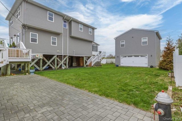 981 S 4th Street, Lindenhurst, NY 11757