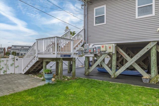 981 S 4th Street, Lindenhurst, NY 11757