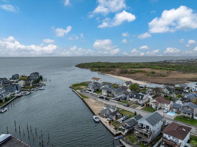 981 S 4th Street, Lindenhurst, NY 11757