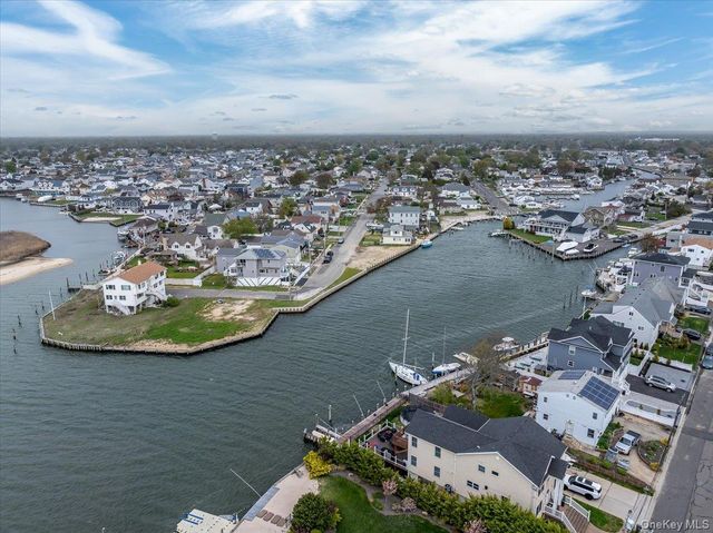 981 S 4th Street, Lindenhurst, NY 11757