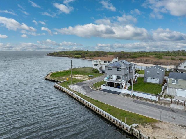981 S 4th Street, Lindenhurst, NY 11757