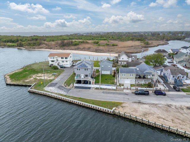 981 S 4th Street, Lindenhurst, NY 11757