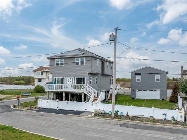 981 S 4th Street, Lindenhurst, NY 11757