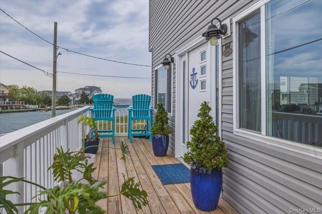 981 S 4th Street, Lindenhurst, NY 11757