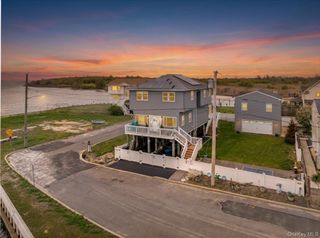 981 S 4th Street, Lindenhurst, NY 11757