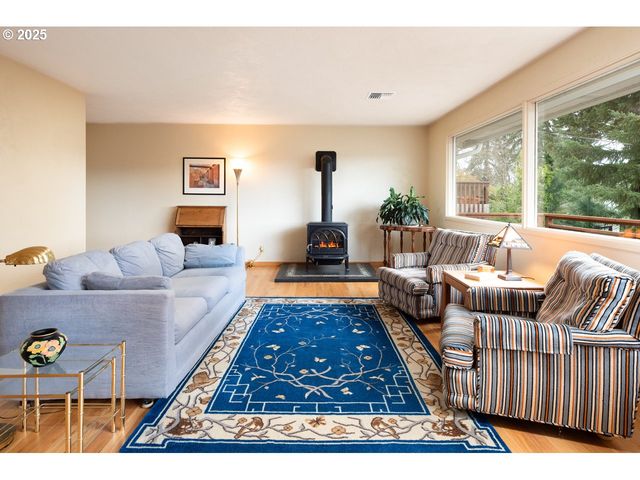 2545 CHARNELTON St, Eugene, OR 97405