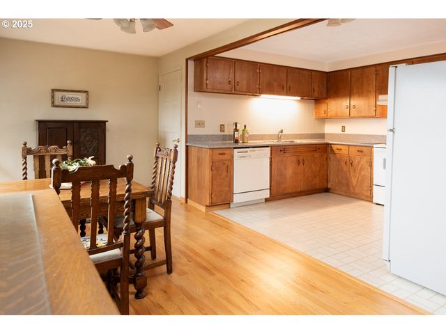 2545 CHARNELTON St, Eugene, OR 97405