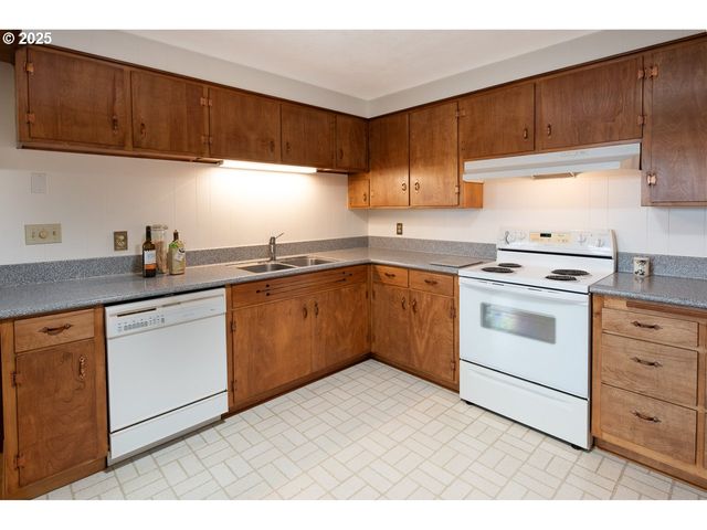 2545 CHARNELTON St, Eugene, OR 97405