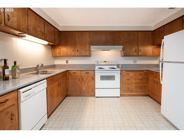 2545 CHARNELTON St, Eugene, OR 97405