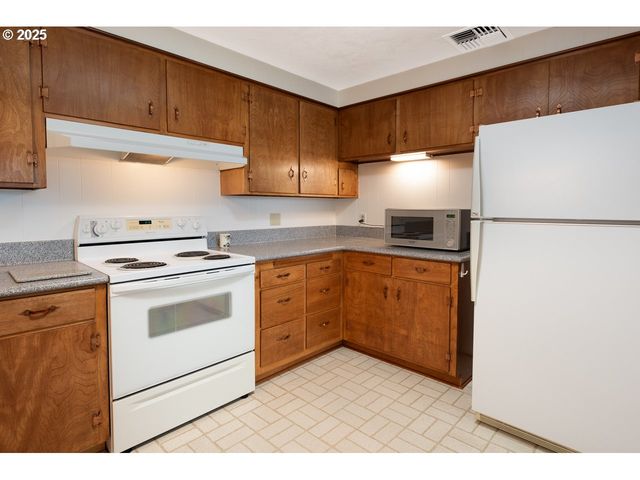 2545 CHARNELTON St, Eugene, OR 97405