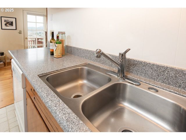 2545 CHARNELTON St, Eugene, OR 97405