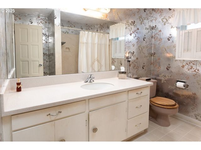 2545 CHARNELTON St, Eugene, OR 97405