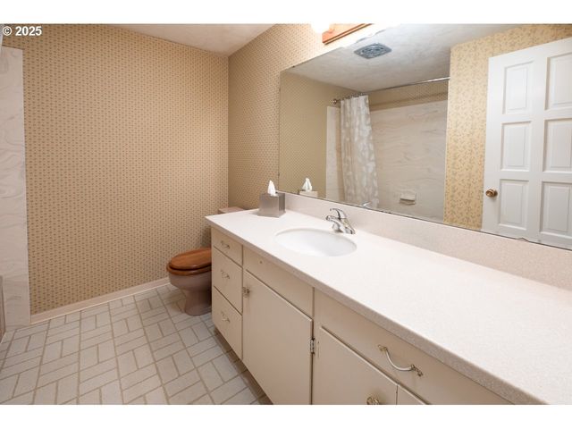 2545 CHARNELTON St, Eugene, OR 97405