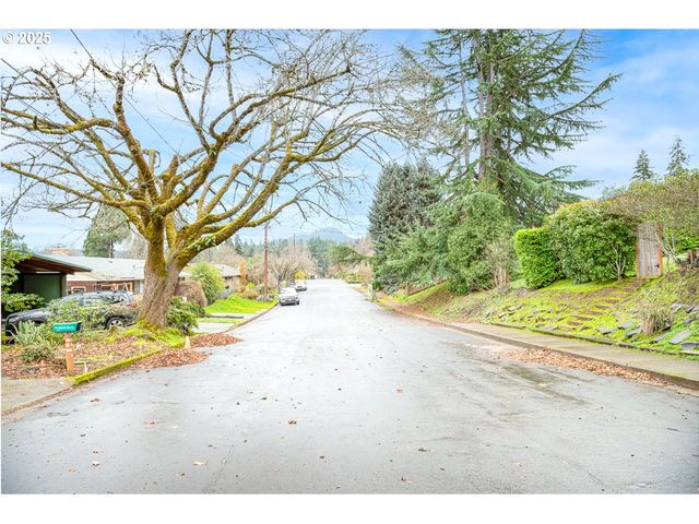 2545 CHARNELTON St, Eugene, OR 97405