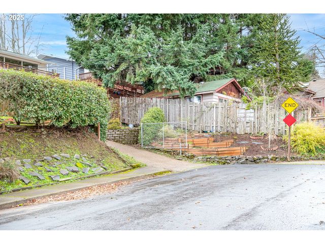 2545 CHARNELTON St, Eugene, OR 97405