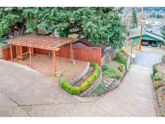 2545 CHARNELTON St, Eugene, OR 97405