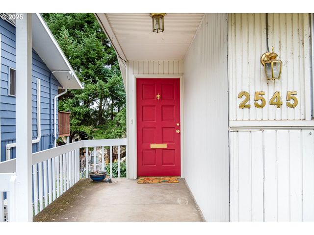 2545 CHARNELTON St, Eugene, OR 97405