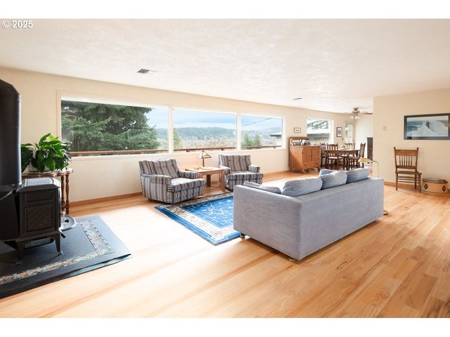 2545 CHARNELTON St, Eugene, OR 97405