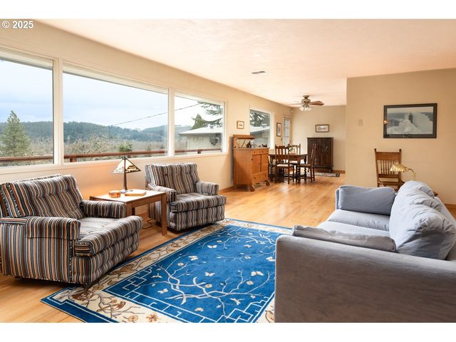 2545 CHARNELTON St, Eugene, OR 97405