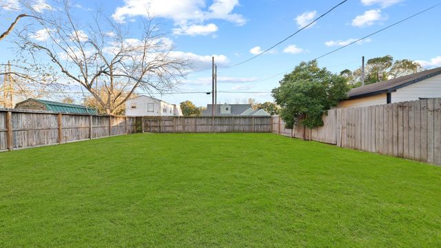 213 12th Avenue N, Texas City, TX 77590