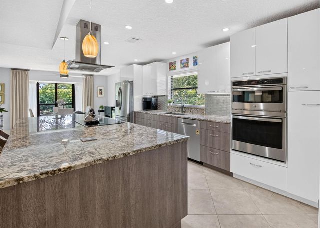 6928 Villas Drive W, Boca Raton, FL 33433