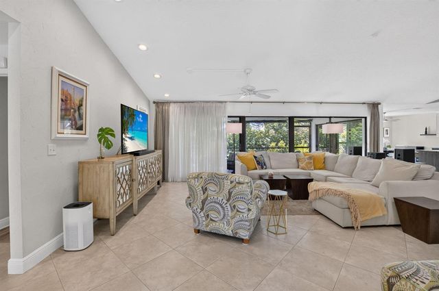 6928 Villas Drive W, Boca Raton, FL 33433