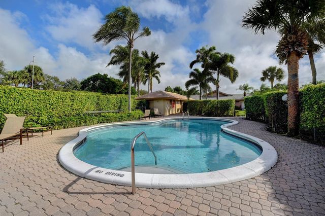 6928 Villas Drive W, Boca Raton, FL 33433