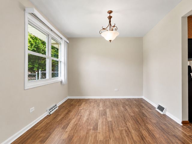 5042 157th Street, Oak Forest, IL 60452