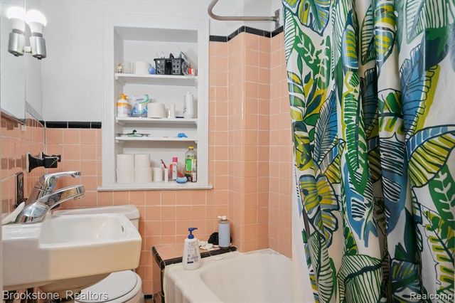 24450 Gratiot Avenue, Eastpointe, MI 48021