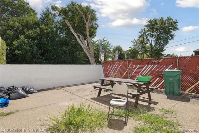 24450 Gratiot Avenue, Eastpointe, MI 48021