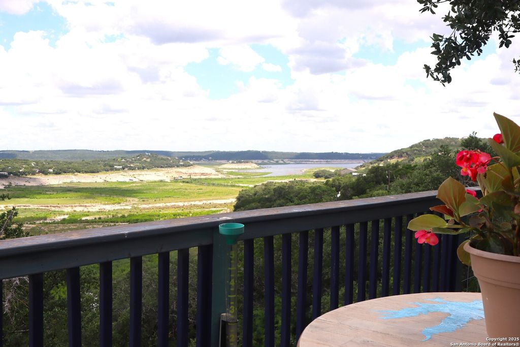 224 Paradise, Lakehills, TX 78063