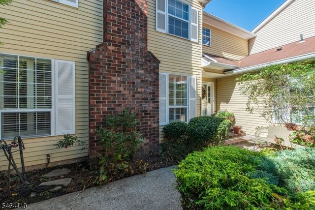 8 Birdseye Cir