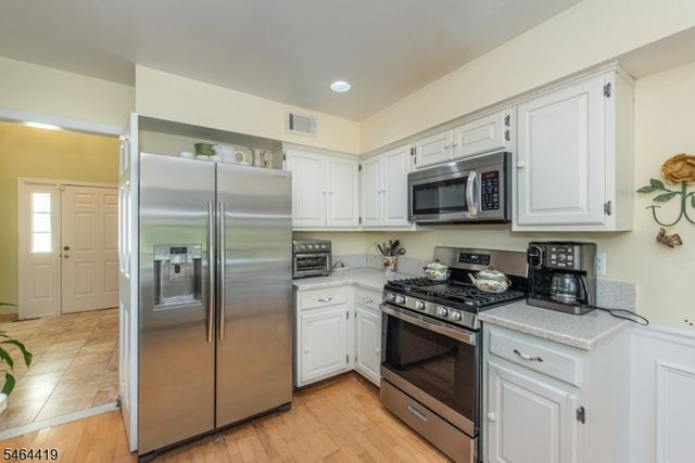 8 Birdseye Cir, Wayne Twp., NJ 07470