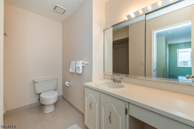 8 Birdseye Cir, Wayne Twp., NJ 07470